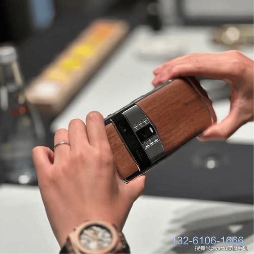 木纹与科技的共鸣 Vertu Agent Q 胡桃原木版的材质美学赏析